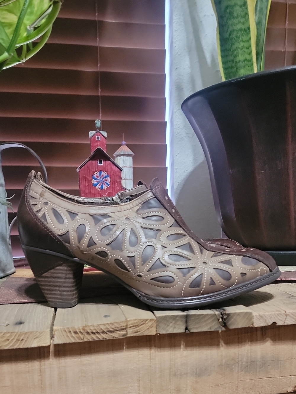 L'artiste Floral Cutout Two-Tone Brown Ankle Bootie - Comfort Heel Size 9